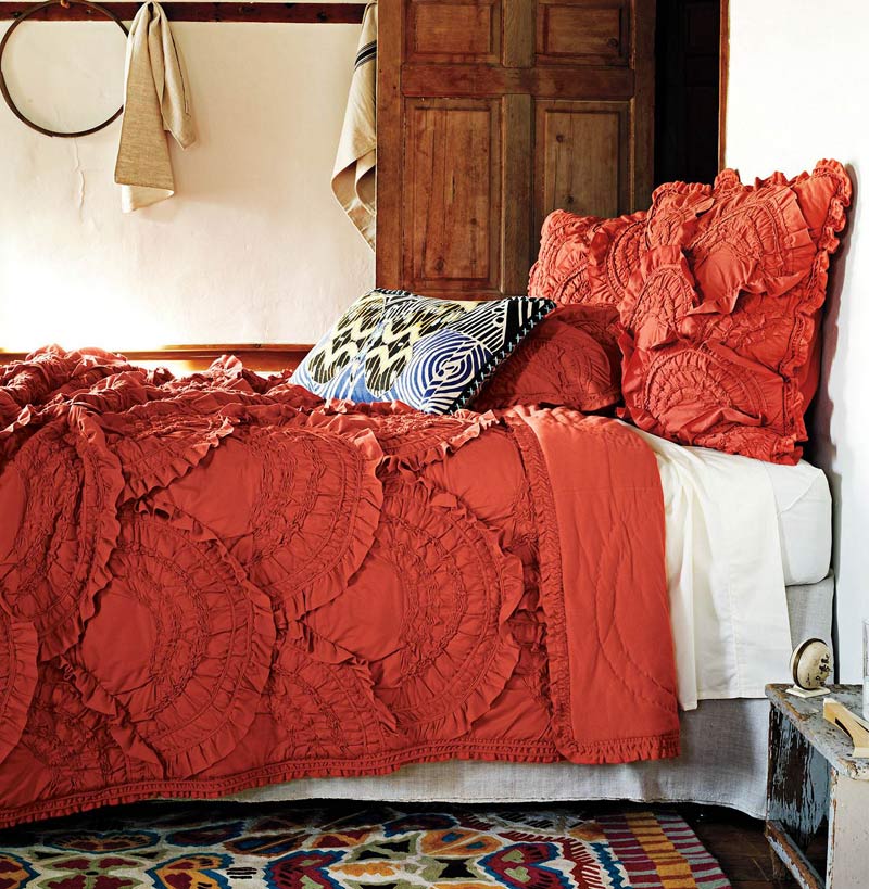 kırmızı yatak örtüsü