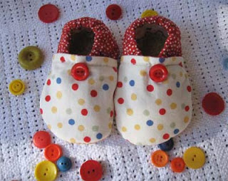 Düğmeli bebek ayakkabısı
