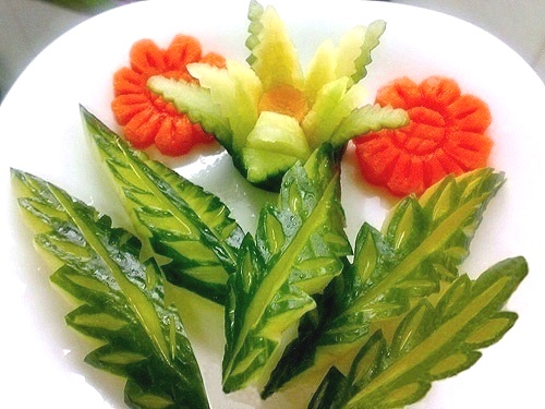Salatalık ile sofra süsleme