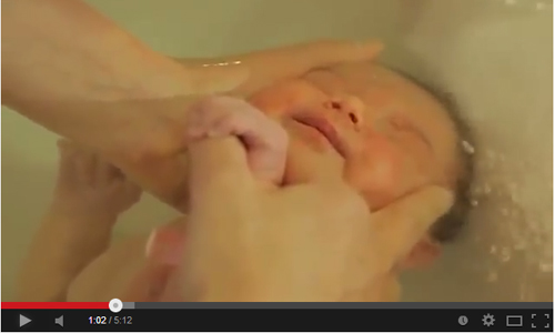 Hemşireden inanılmaz bebek yıkaması