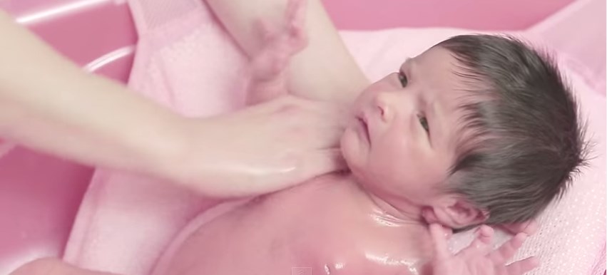 Yeni doğan bebeklere nasıl banyo yaptırılır?