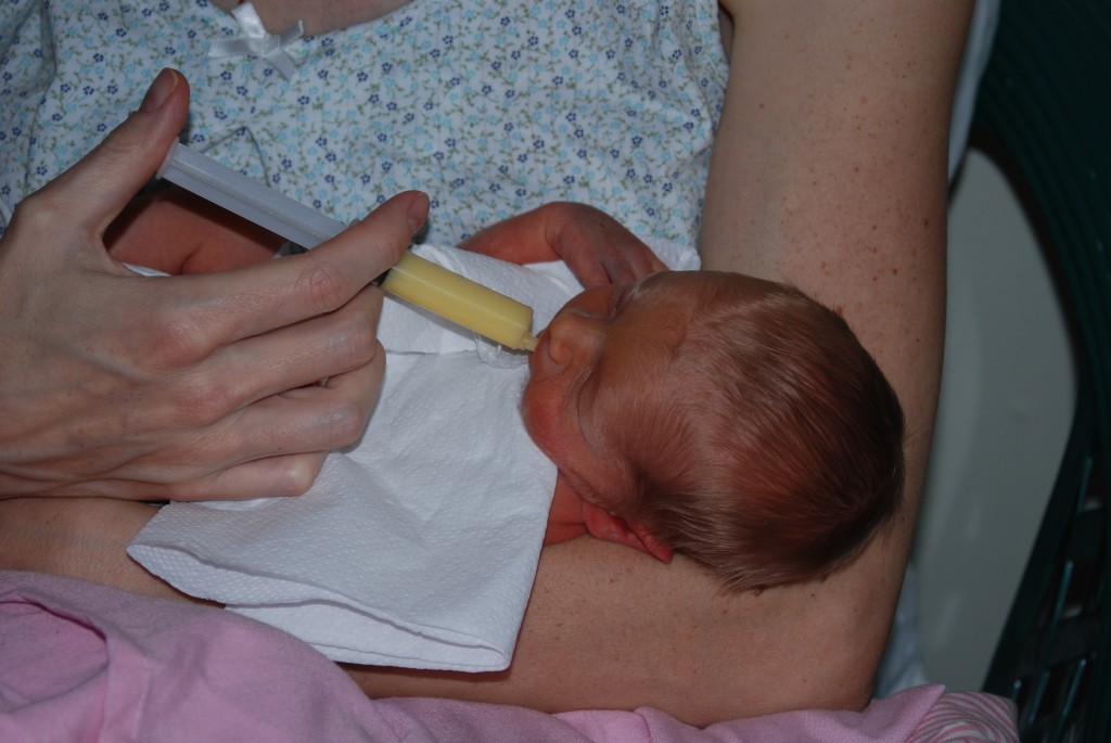 Yeni doğan bebek şırınga ile nasıl beslenir?