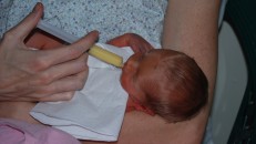 Yeni doğan bebek şırınga ile nasıl beslenir?