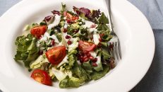 Yemeklik sebzeler salataya nasıl konulur?